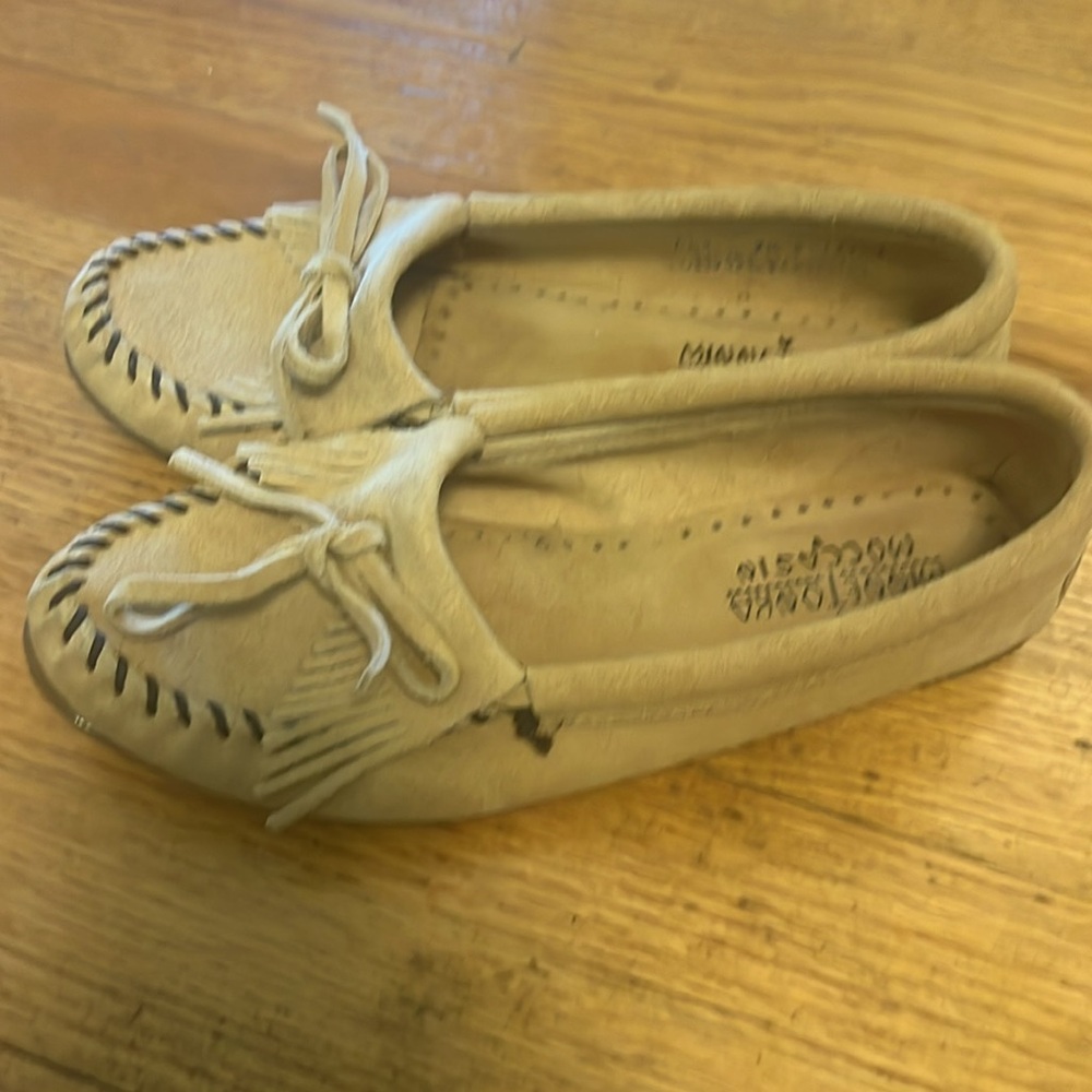 Minnetonka Tan Moccasins with Fringe and Bow 7.5 - Picture 4 of 8